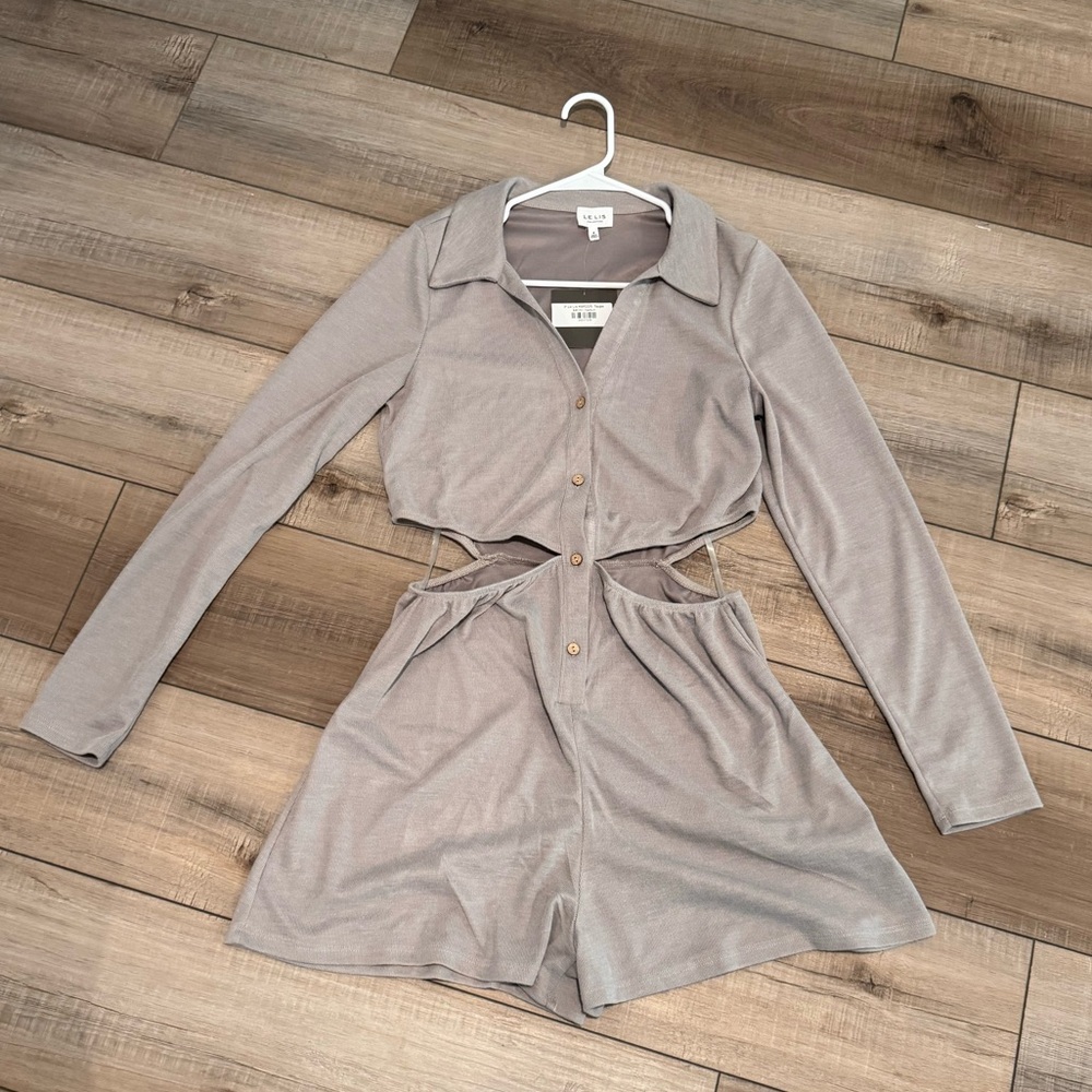 Le Lis long sleeve romper size medium NWT